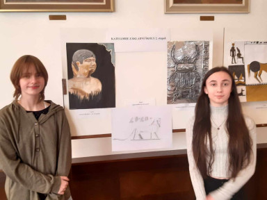 Andrea se Soňou před svými obrázky